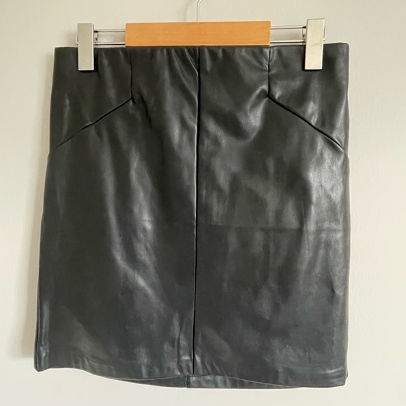 DYNAMITE - faux leather mini - size M (fits like a S) - black - Picture 1 of 2